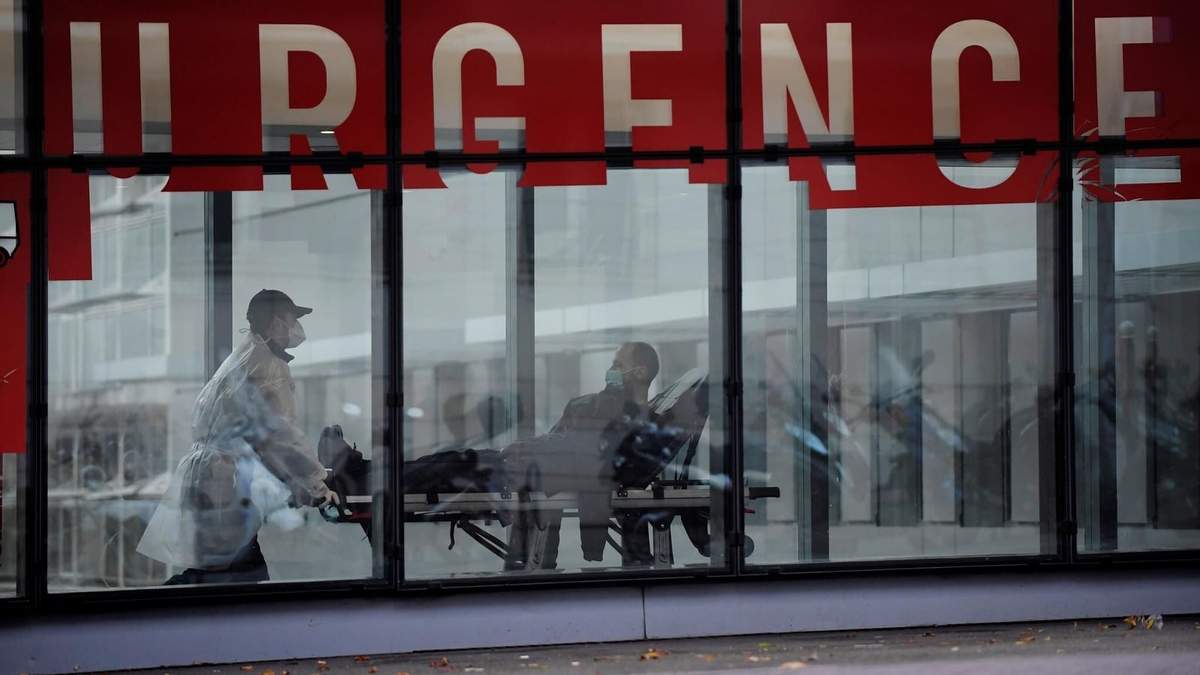 Un paciente es ingresado en un hospital francés. Fuente: (Twitter)