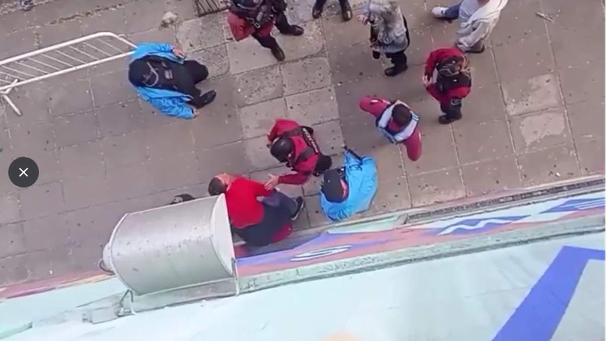 Una mujer destrozó los autos de periodista de Radio 10 con un palo de hockey