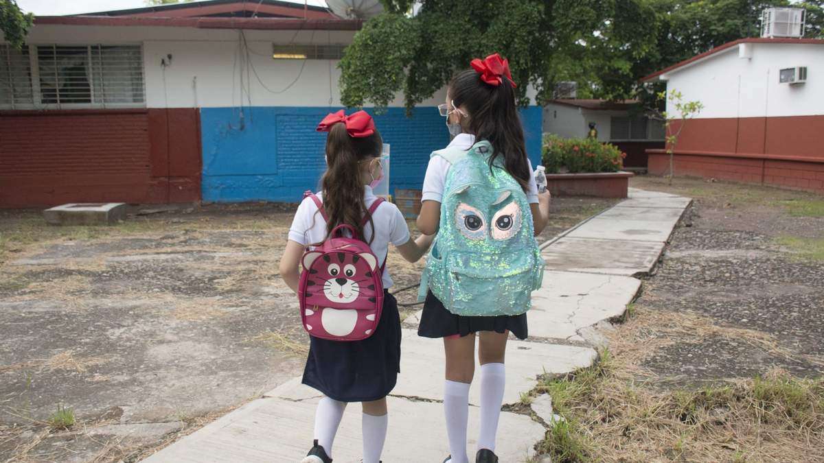 Alumnas de la escuela primaria Hermanos Flores Magón de Culiacán, Sinaloa