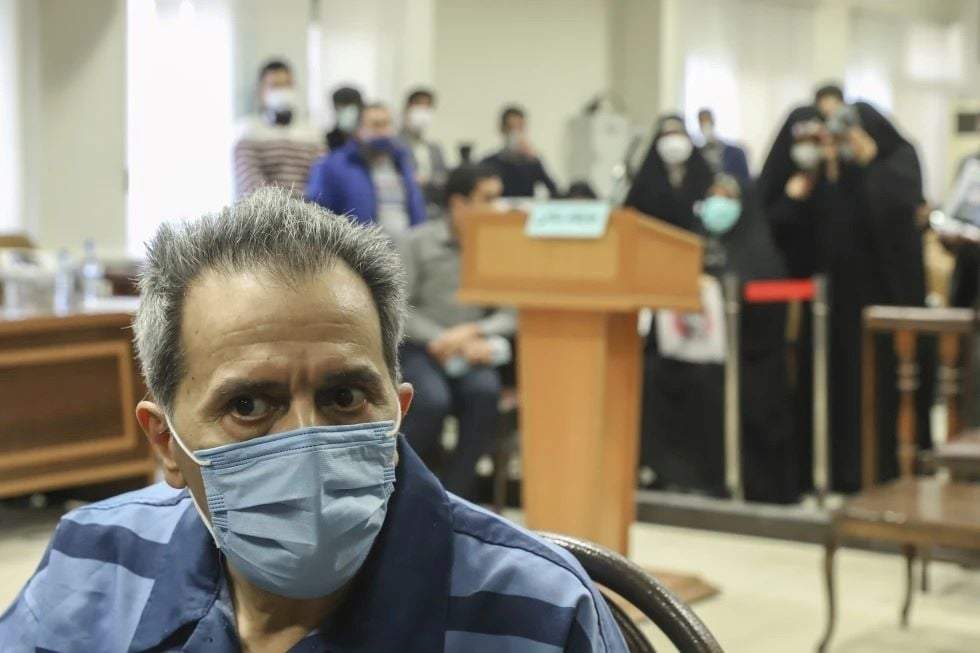 Jamshid Sharmahd, ciudadano iraní-alemán y residente en EEUU, asiste a su juicio en el Tribunal Revolucionario, en Teherán, Irán, el domingo 6 de febrero de 2022