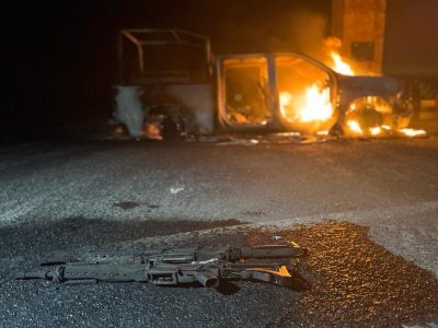 Normalistas de Ayotzinapa queman dos patrullas y retienen a 14 agentes de la GN en Guerrero (Videos)