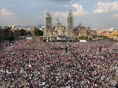 AMLO entró al Zócalo por Madero, calle prohibida para manifestaciones (Video)