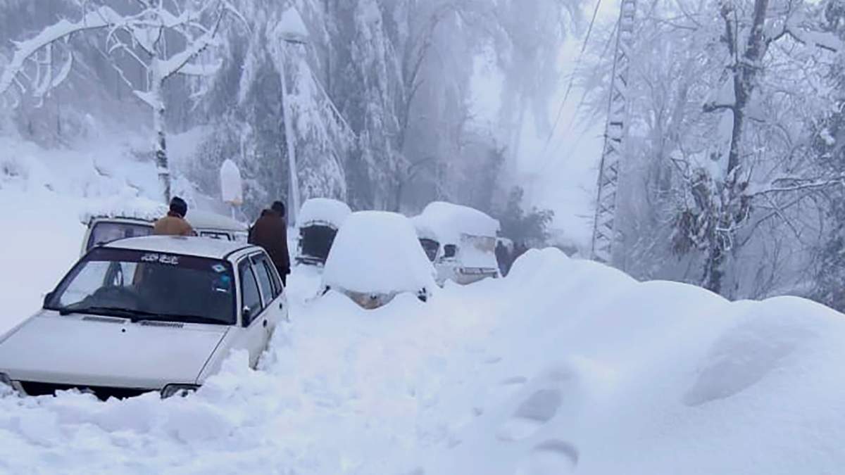 Vehículos atrapados en la nieve en Pakistán