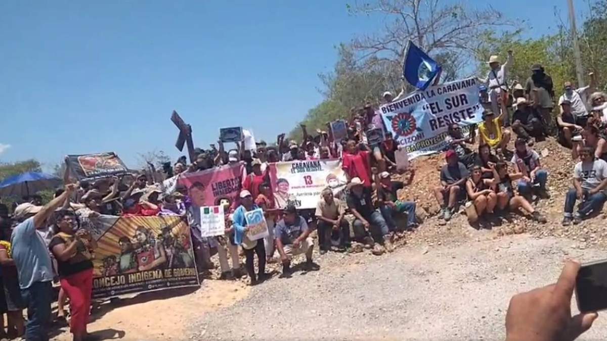La caravana "El Sur Resiste" en el plantón em contra del Tren Transístmico