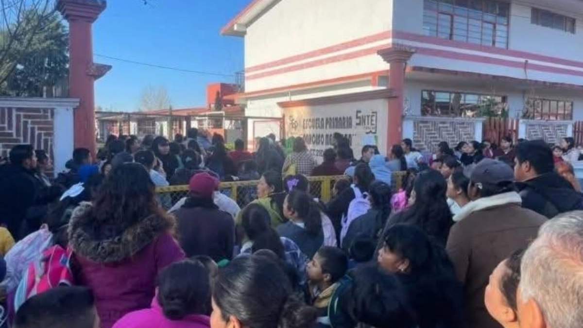 Familiares del menor y padres de familia se manifestaron en la escuela primaria Narciso Mendoza