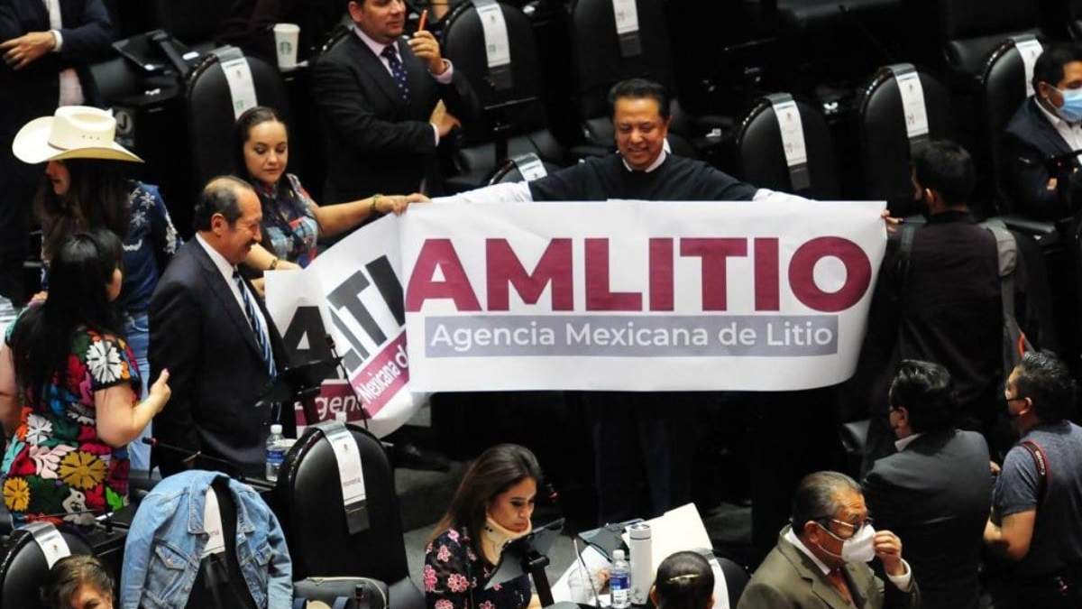 Con pancartas de “AMLITIO”, diputados de Morena celebraron la aprobación