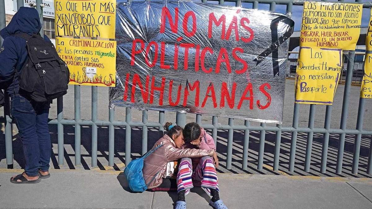 Protesta frente a la estación migratoria incendiada