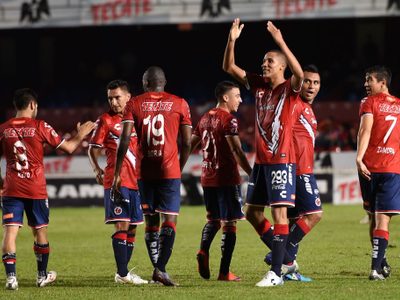 Los Tiburones Rojos siguen nadando… pero en deudas