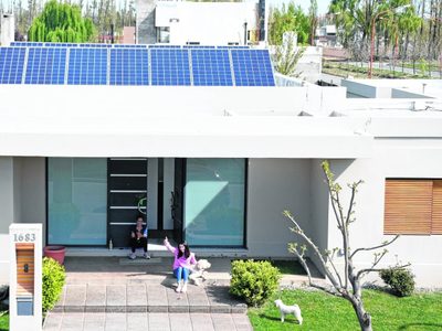 En 2021, más de cien familias y empresas generaron su propia energía en Río Negro