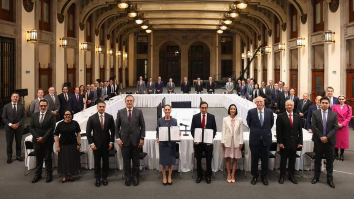 Sheinbaum con representantes de empresas productoras y comercializadoras de los 24 productos de la canasta básica
