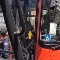 Policías matan a un sujeto que tomó como rehenes a 15 pasajeros en Guadalajara (Video)