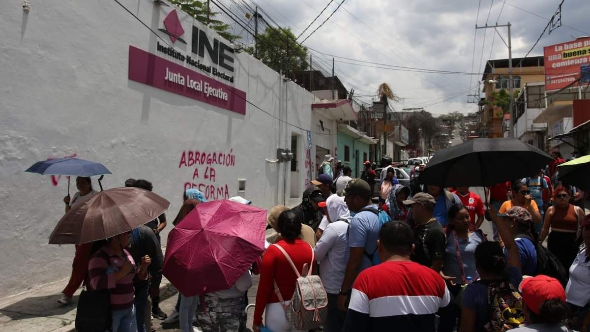 Maestros protestan en instalaciones del INE en Guerrero; exigen cancelar la Reforma del ISSSTE