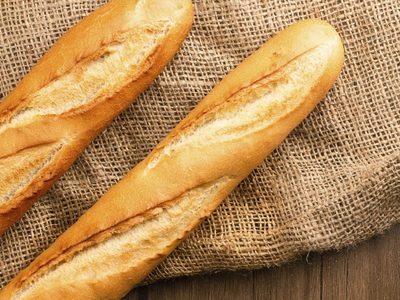 Pan baguette sin amasar y extra crujiente: preparalo así de fácil y tan rico como el de la panadería