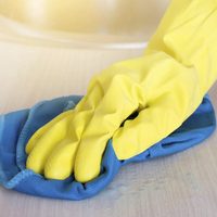 Con lo caro que están, no tires los guantes de goma y usalos de esta práctica forma en la alacena