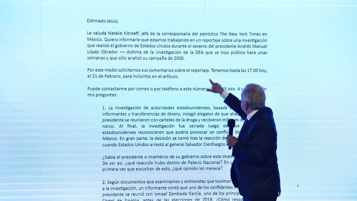 El presidente Andrés Manuel López Obrador muestra la carta de la jefa de corresponsales de The New York Times