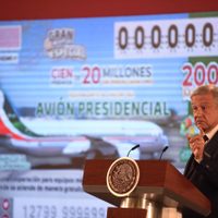 AMLO pedirá a 100 empresarios se responsabilicen por la venta de 40 mil 'cachitos” para la rifa