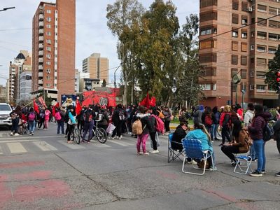 La Fiscalía solicitó a la Policía que desaloje el acampe en Avenida Argentina