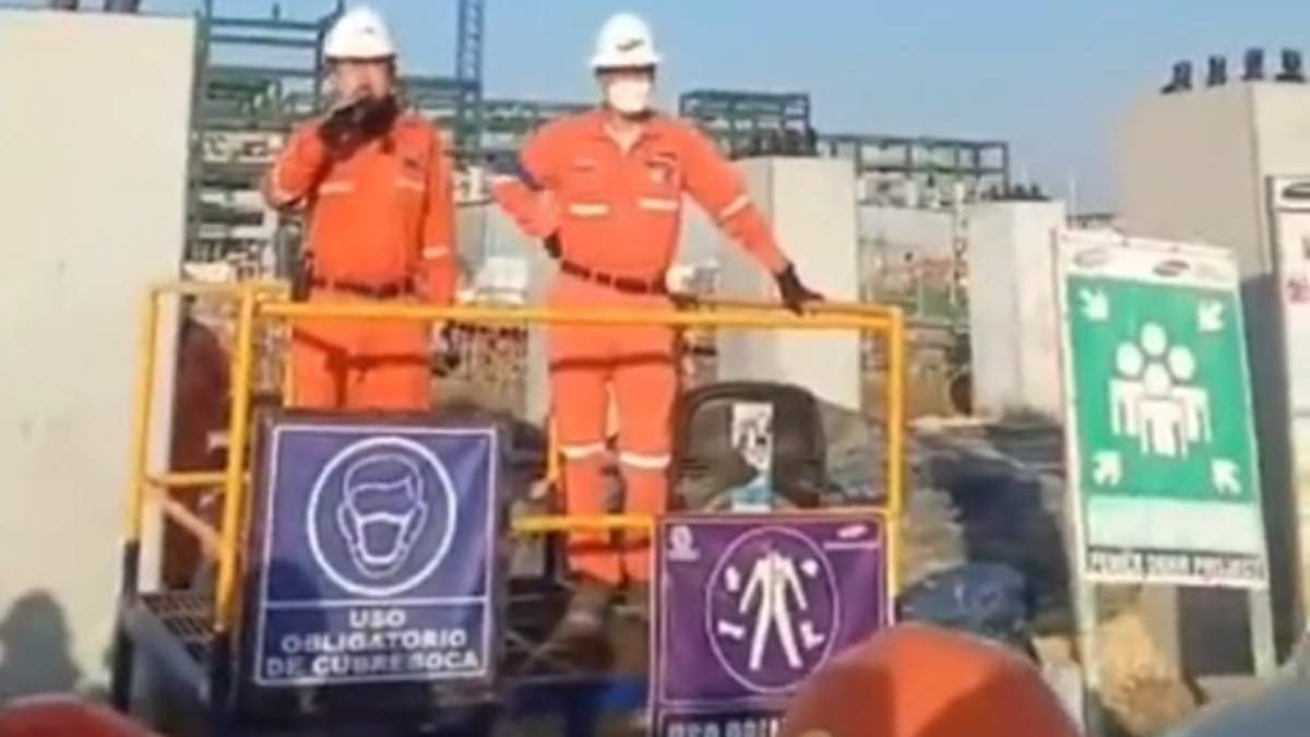 Directivos de una empresa constructora de Dos Bocas hablan con trabajadores inconformes