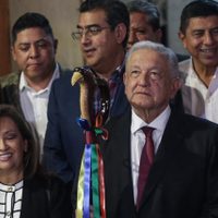AMLO, “feliz” de entregar el bastón de mando, pero guarda silencio sobre Ebrard