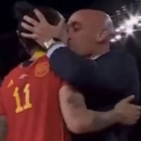 Fiscalía presenta denuncia contra Luis Rubiales por agresión sexual y coacciones tras besar a Jenni