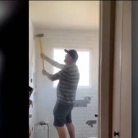 Trabajador destruye el baño de una casa porque no le pagaron lo acordado (Video)