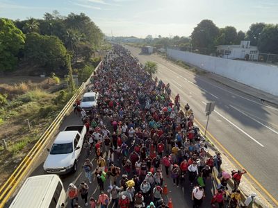 Caravana migrante cruza México previo a visita de delegación de EU para controlar flujo migratorio