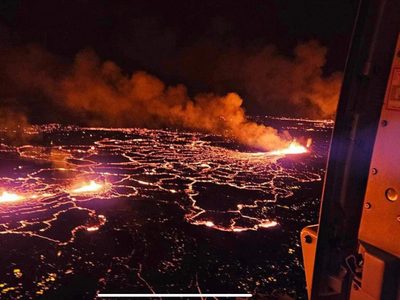 Imponentes videos del momento en que hizo erupción el volcán Grindavík, en Islandia