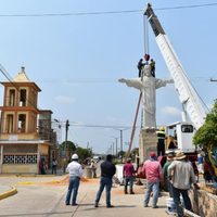 Municipio que prohibió morir por covid-19 instala un Cristo Redentor contra el coronavirus
