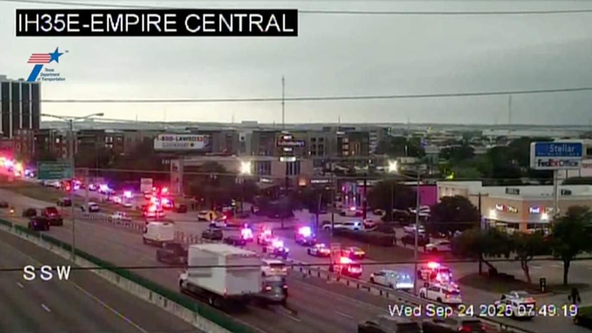 La presencia policial cerca de una oficina de Inmigración y Control de Aduanas en el noroeste de Dallas el 24 de septiembre del 2025