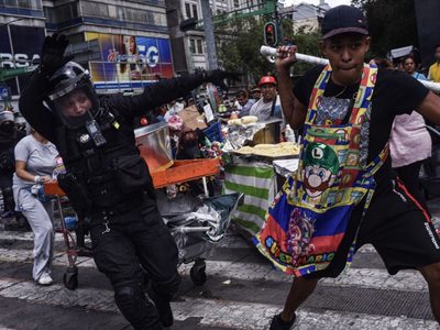 Suman ocho heridos por choque entre policías y comerciantes en Eje Central