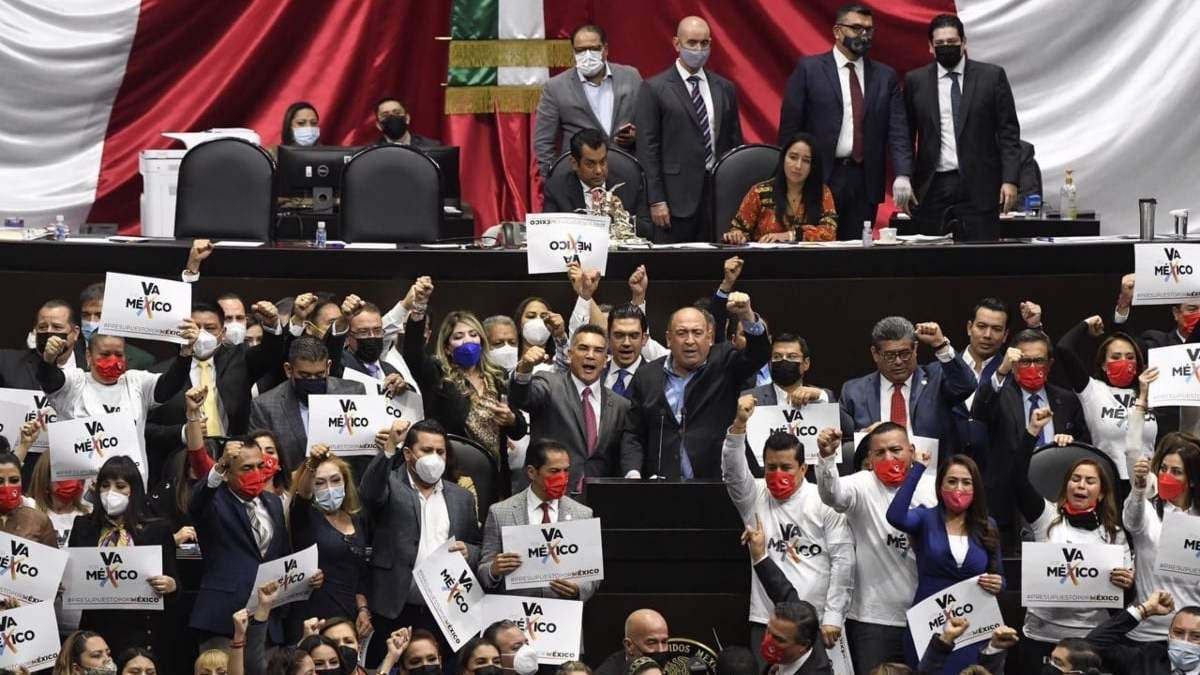 Partidos de oposición suben a la tribuna de la Cámara de Diputados durante la discusión del Presupuesto