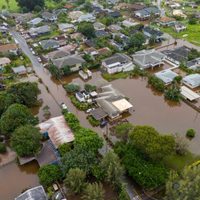 Rescatan a 230 personas tras inundaciones en Hawái; advierten que represa podría colapsar