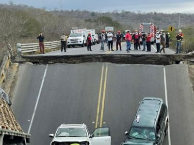 Colapsa puente en Manabí, Ecuador; hay tres heridos y vehículos atrapados