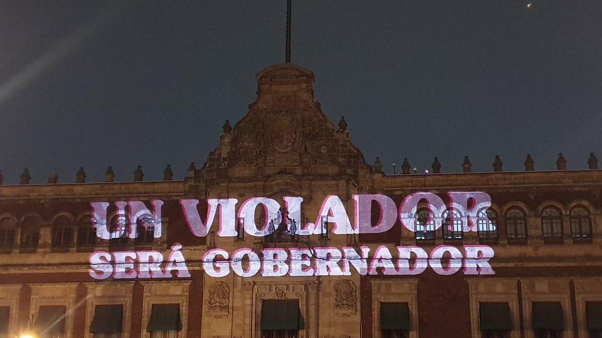 Los mensajes fueron proyectados este domingo sobre la fachada de Palacio Nacional