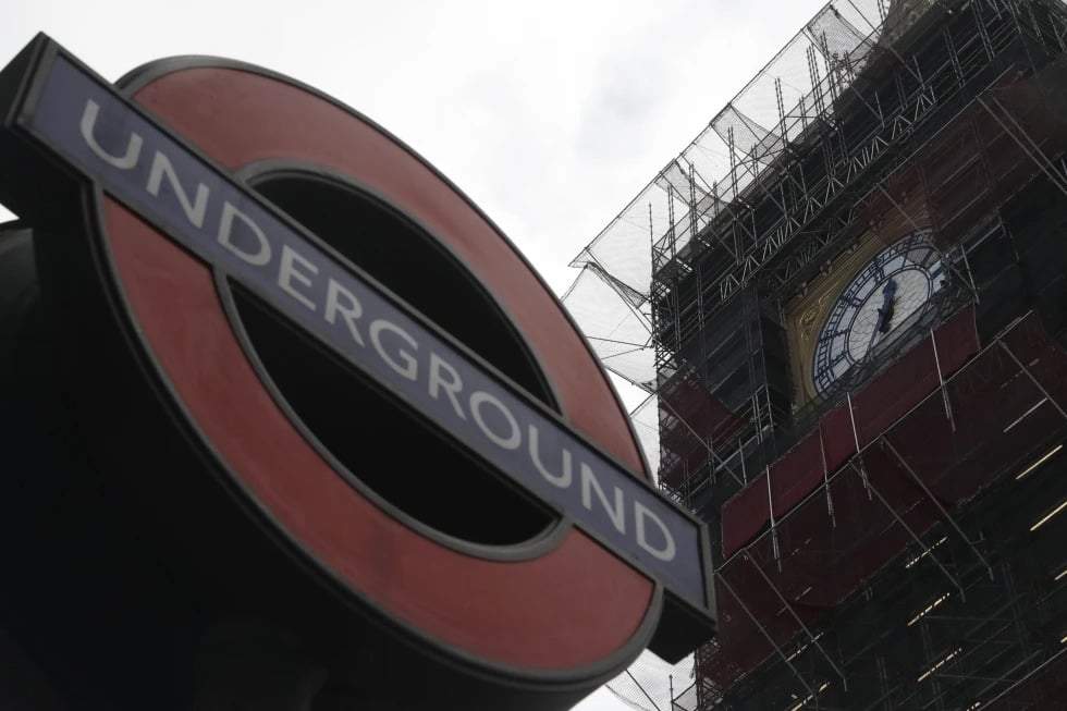 Un cartel del metro de Londres en la estación Westminster con la Torre Queen Elizabeth al fondo, que sostiene la campana conocida como Big Ben en Londres, el 15 de marzo de 2021.