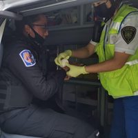 CDMX: Marcha proaborto desata gresca; una policía recibe golpe con martillo en una mano