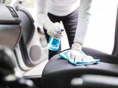 El truco infalible para limpiar el tapizado del auto y quitarle el mal olor