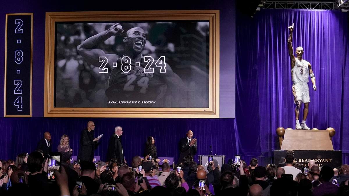 Los asistentes ven una estatua del exguardia de Los Ángeles Lakers, Kobe Bryant