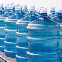 Con un bidón de agua y con un sencillo paso a paso, creá la lámpara más original y trendy para tus espacios