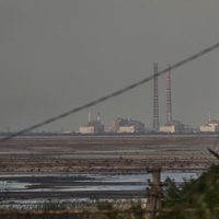 Planta nuclear de Ucrania controlada por Rusia es atacada con drones