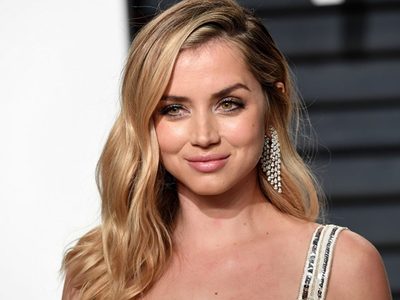 ¡De espaldas! Ana de Armas no puede abrochar el vestido y casi enseña de más
