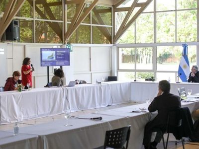 Médicos antivacunas cuestionaron al equipo de infectólogos que asesora a Alberto Fernández