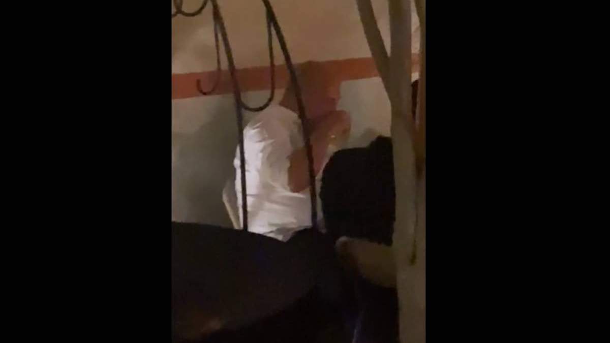 El gobernador Enrique Alfaro captado en un bar de Zapopan