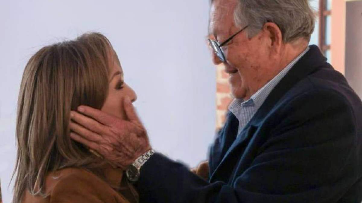 Tulio Hernández con la actual gobernadora de Tlaxcala, Lorena Cuéllar