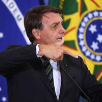 Jair Bolsonaro felicita a un niño con un fusil de juguete y lo pone como ejemplo de "civilidad"