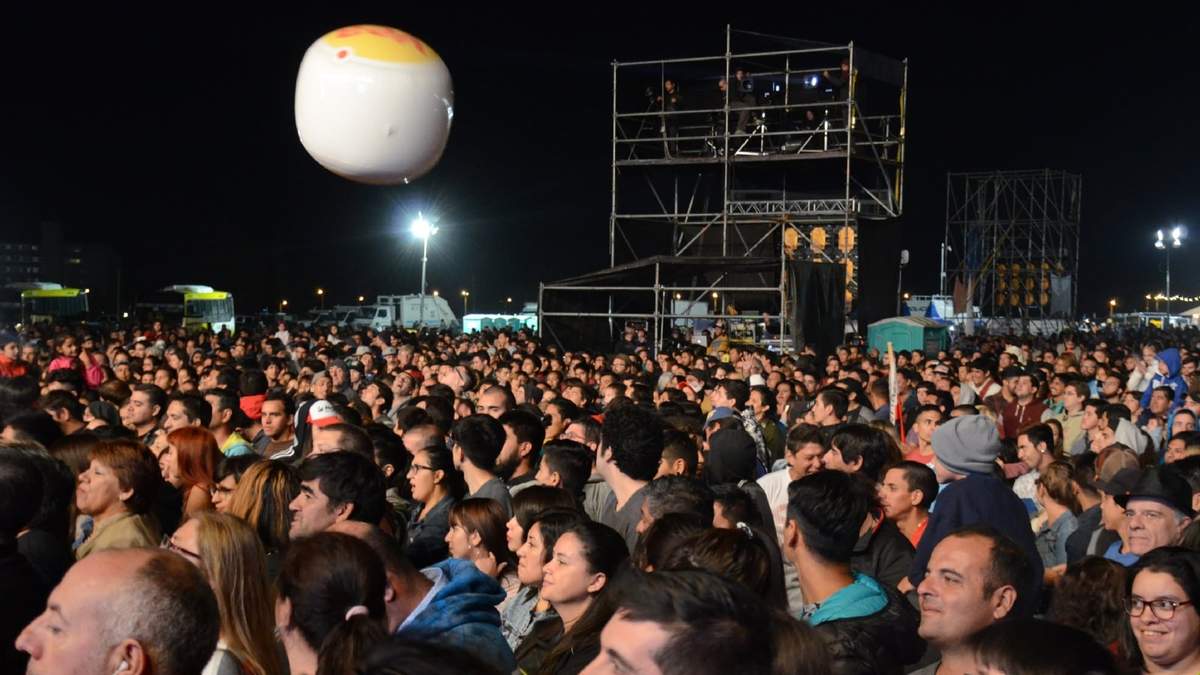 Ciudadanos durante una edición de la Fiesta de la Confluencia, una de las fiestas populares más grandes de la provincia. Fuente: (Twitter)