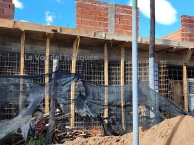 Hallaron sin vida a un hombre que dormía en una obra en construcción en Plaza Huincul