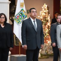 Gobernador de Morena rinde homenaje a Rafael Moreno Valle y Martha Erika Alonso