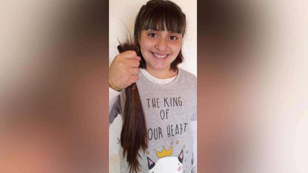 Sabrina, decidió cortar su cabello para donarlo. Fuente: (Twitter)
