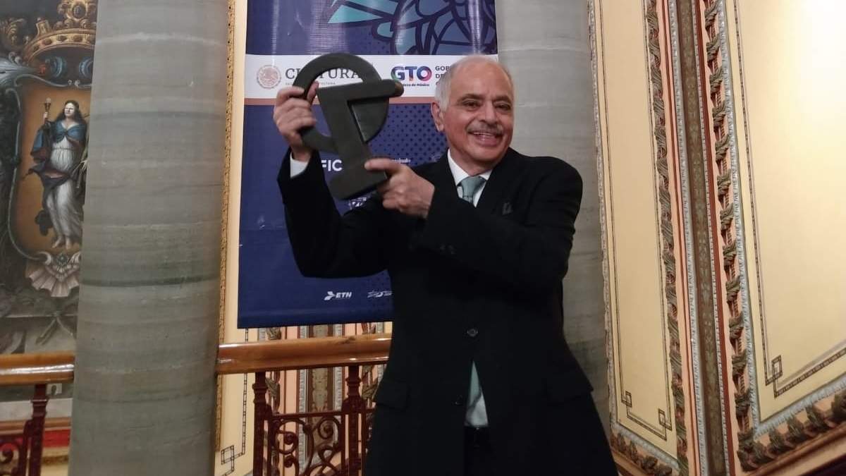 Miguel Sabido con la “Presea Cervantina”